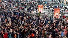 مسافرون يرتدون كمامات للوقاية من كوفيد-19 يستعدون للسفر في محطة قوانغتشو بمقاطعة قوانغدونغ جنوب الصين