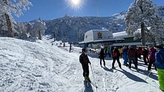 Weiße Winterfreuden am Sessellift auf Zypern - die Mittelmeerinsel ist auch ein Skiparadies.
