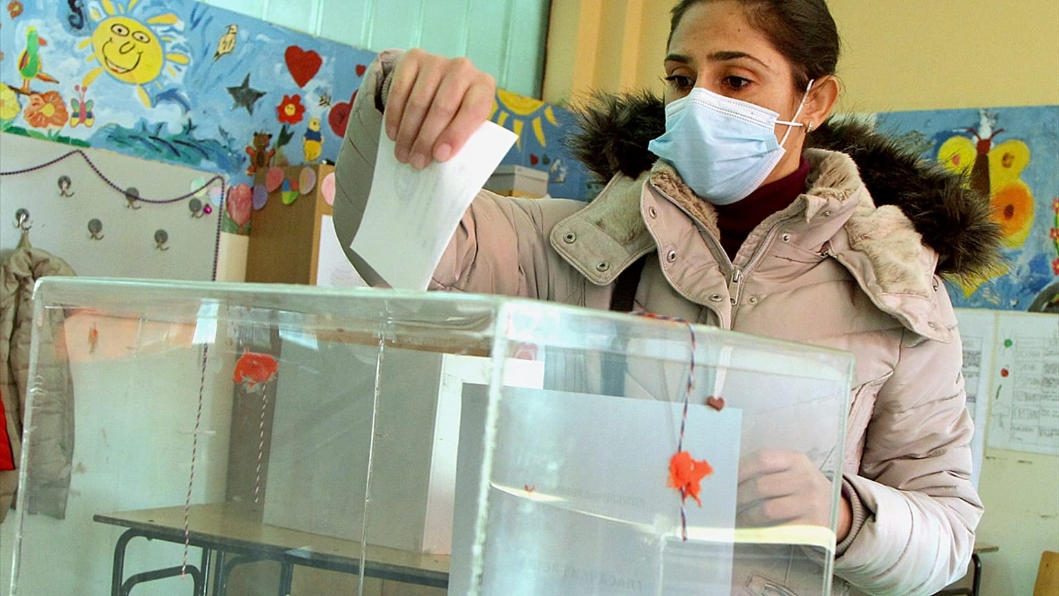 Sandıkta oy kullanan bir kadın (arşiv)
