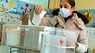 Sandıkta oy kullanan bir kadın (arşiv)