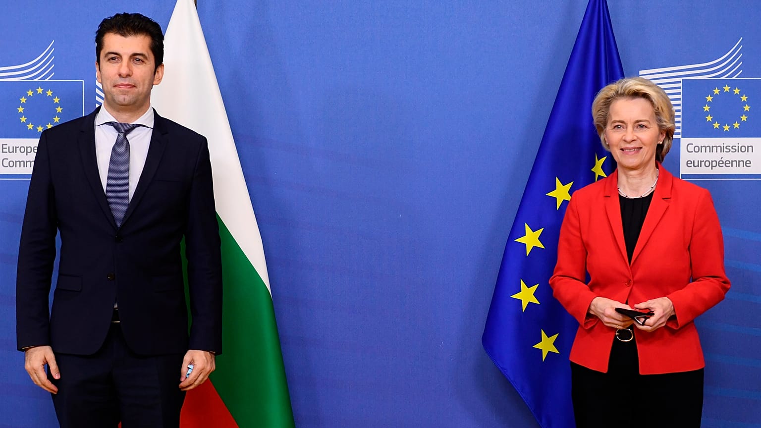 La présidente de la Commission européenne Ursula von der Leyeb accueille le premier ministre bulgare Kiril Petkov, le 27 janvier 2022