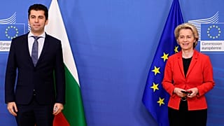 La présidente de la Commission européenne Ursula von der Leyeb accueille le premier ministre bulgare Kiril Petkov, le 27 janvier 2022