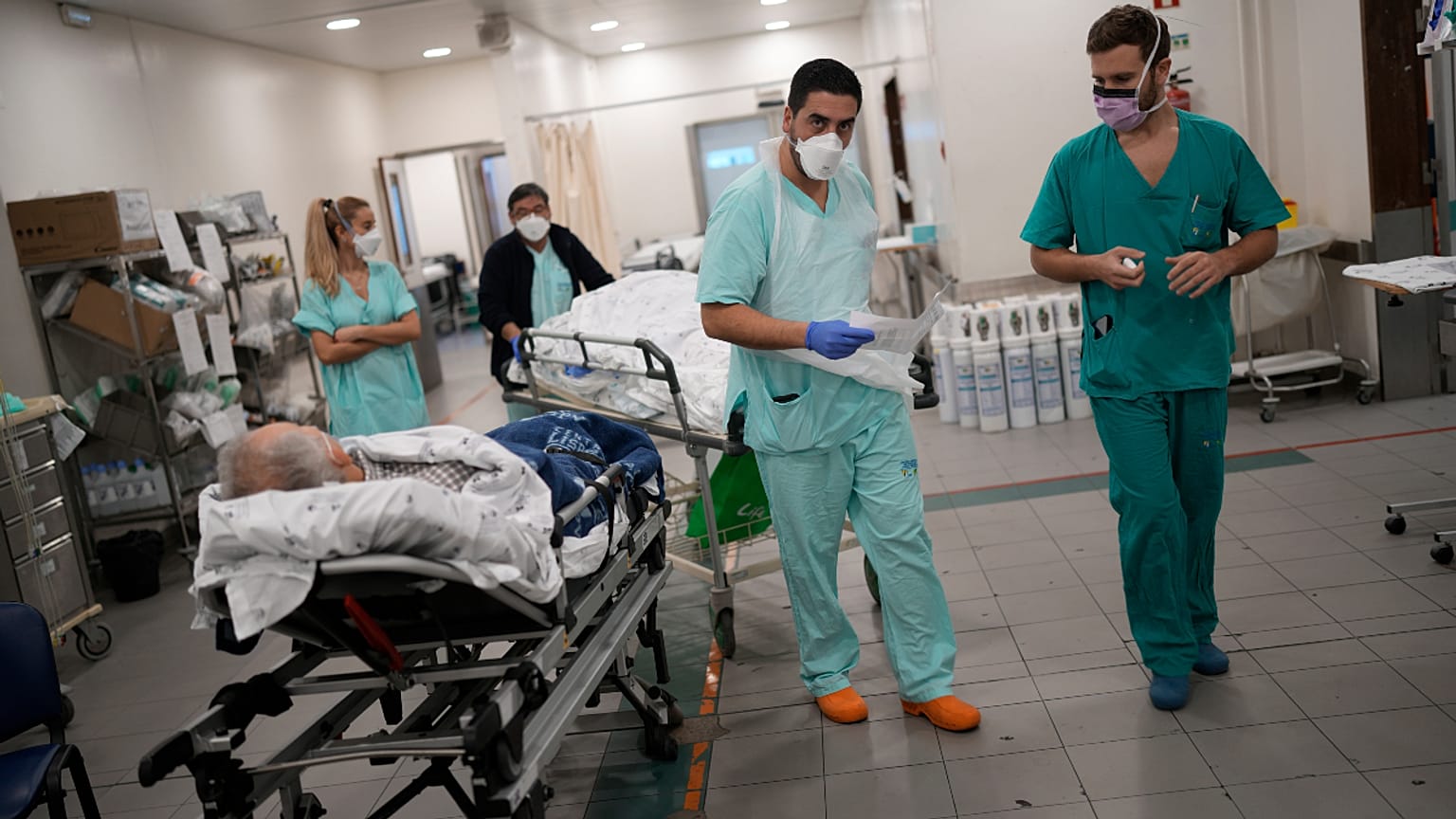 Equipa de enfermeiros da ala covid do Hospital de Santa Maria, em Lisboa