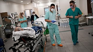 Equipa de enfermeiros da ala covid do Hospital de Santa Maria, em Lisboa