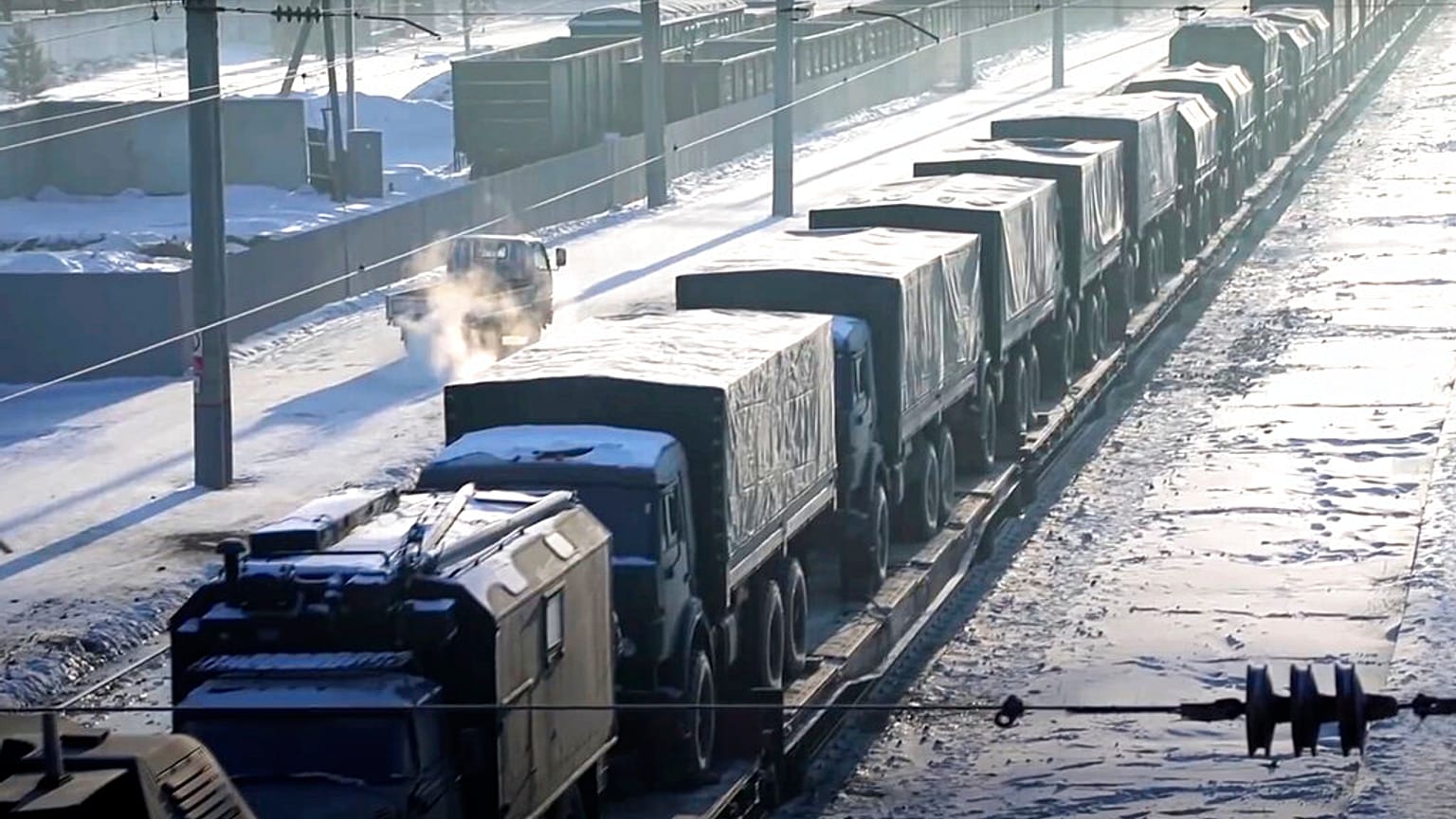 Belarus'ta yapılacak ortak tatbikata giden Rus askeri araçları, 24 Ocak 2022