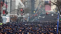 Tausende New Yorker PolizistInnen erweisen ihrem getöteten Kollegen die letzte Ehre