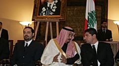 أرشيف: بهاء الحريري على يسار الأمير سلمان بن عبد العزيز وعلى يمينه سعد الحريري. 18/02/2005