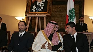 أرشيف: بهاء الحريري على يسار الأمير سلمان بن عبد العزيز وعلى يمينه سعد الحريري. 18/02/2005