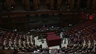 Vendredi 28 janvier, deux tours ont eu lieu au sein de l'hémicycle à Rome, alors qu'initialement pour protéger les élus, un seul tour par jour devait avoir lieu.