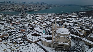 الثلوج تغطي الأسطح ومسجد Nuruosmaniye بعد تساقط الثلوج بغزارة في اسطنبول، تركيا، الثلاثاء 25 يناير 2022.