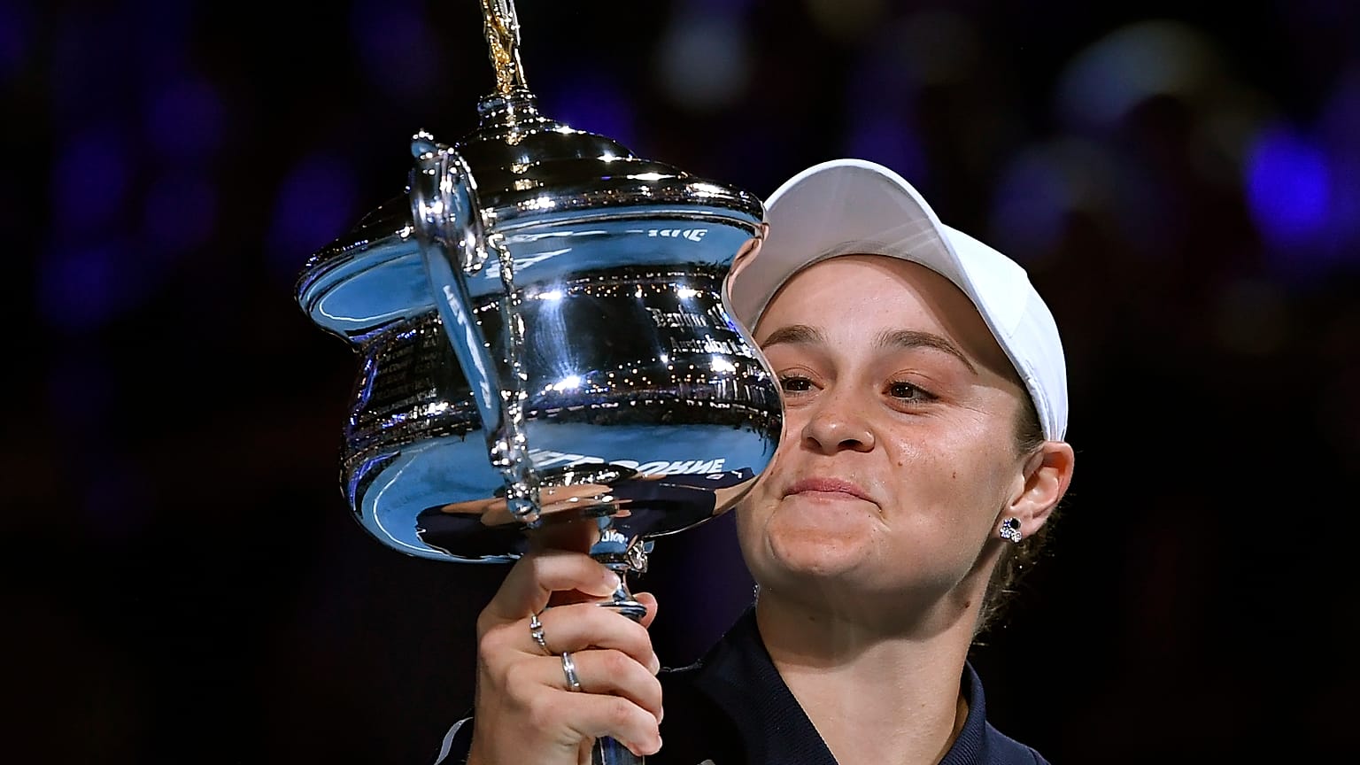 Ash Barty recoge la copa tras ganar el Open de Australia