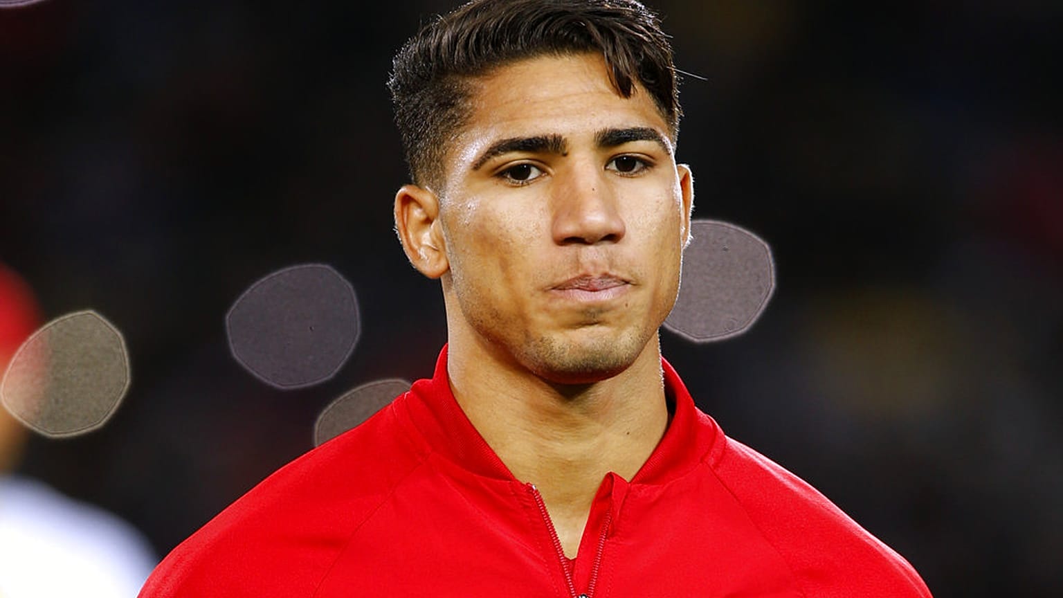 اللاعب حكيمي أشرف قبل بدء مباراة ودية لكرة القدم بين المغرب وأوزبكستان في الدار البيضاء، المغرب، الثلاثاء 27 مارس 2018