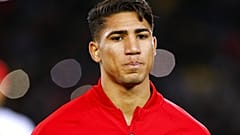 اللاعب حكيمي أشرف قبل بدء مباراة ودية لكرة القدم بين المغرب وأوزبكستان في الدار البيضاء، المغرب، الثلاثاء 27 مارس 2018