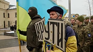 A Kiev, des habitants se sont réunis pour rendre hommage aux soldats morts face à l'armée russe en 1918.