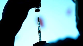 Savcılar hemşirelerin kılık değiştirmiş bir dedektife aşı yapmadıkları halde aşı yapılmış gibi gösteren kart düzenlediğini açıkladıı