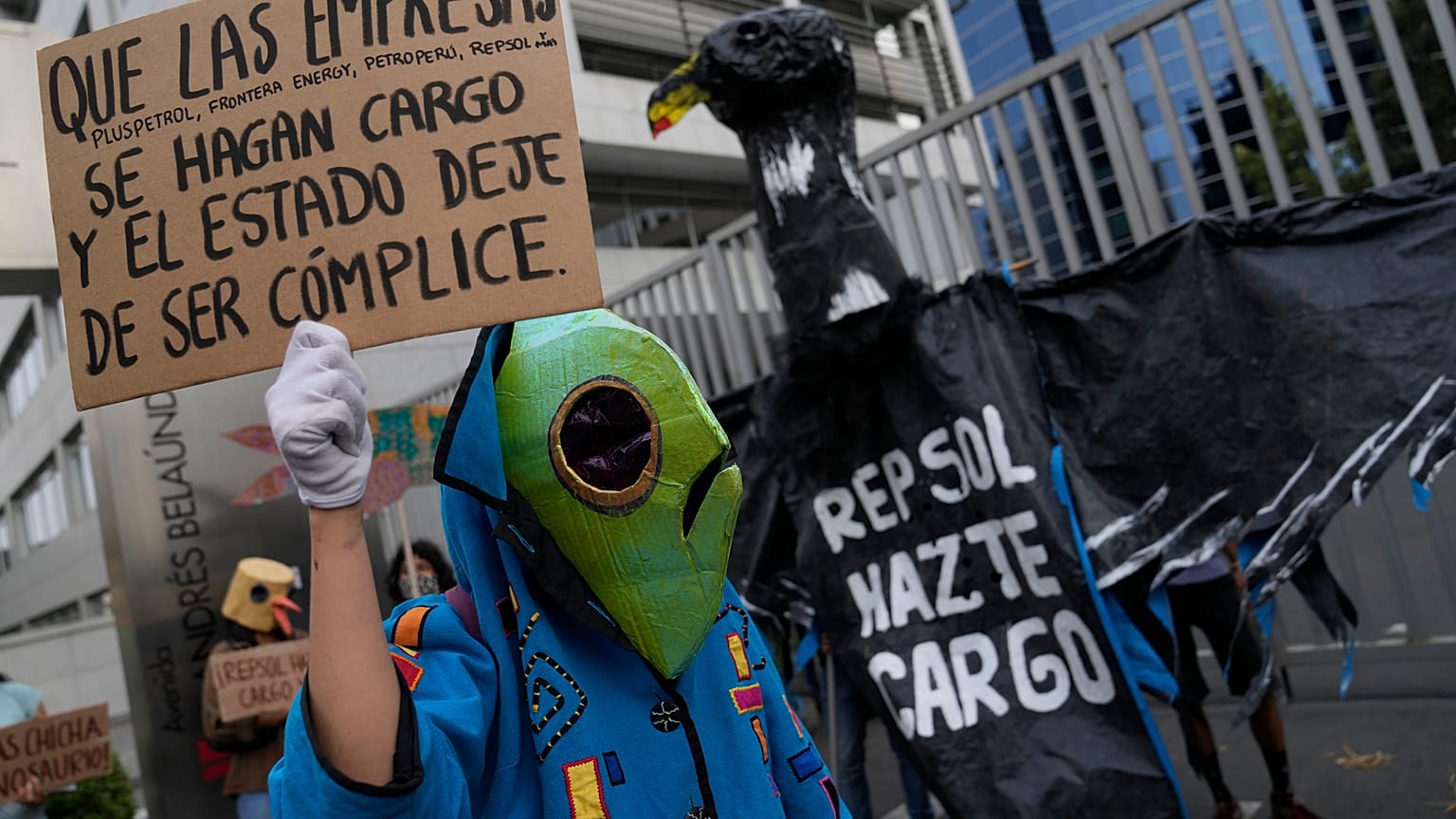 Manifestation devant les bureaux de Repsol à Lima au Pérou suite à une marée noire le 26 janvier 2022