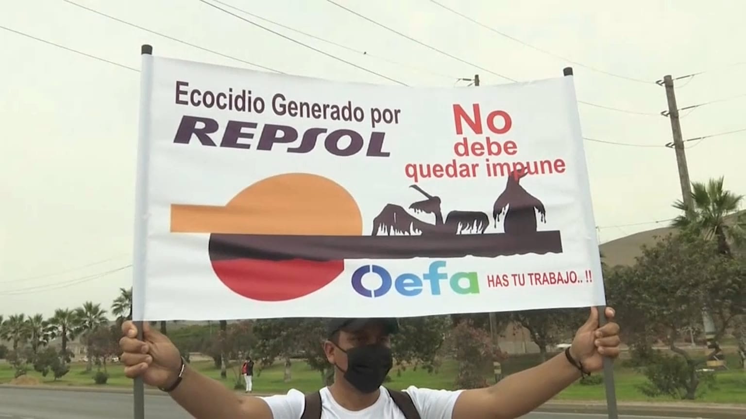Protesta ante una refinería de Repsol en Perú