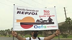 Protesta ante una refinería de Repsol en Perú