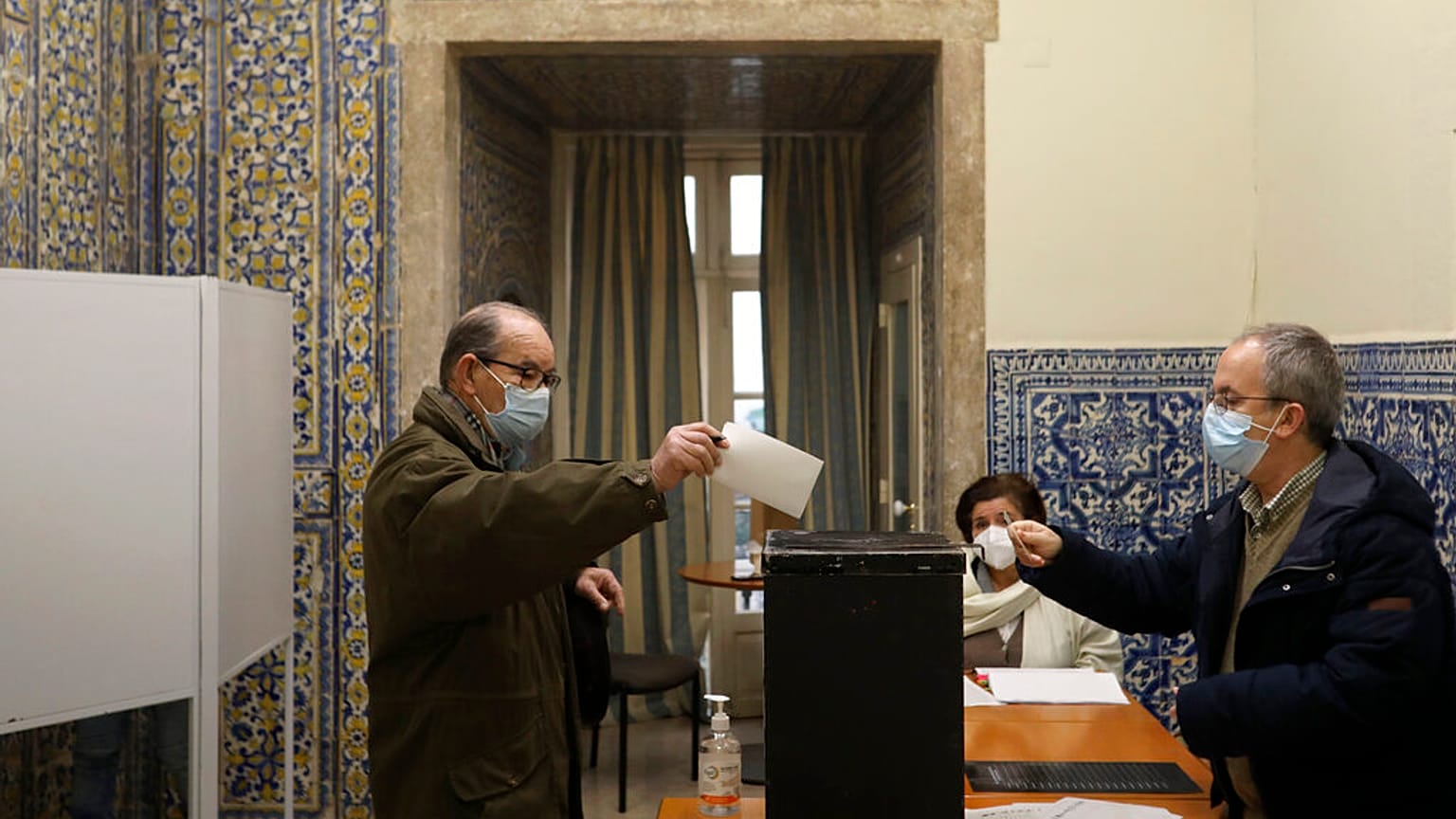 Un bureau de vote à Lisbonne, au Portugal, le 30 janvier 2022