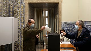 Un bureau de vote à Lisbonne, au Portugal, le 30 janvier 2022