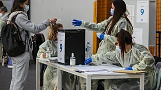 Eleitora vota nas legislativas antecipadas em Lisboa