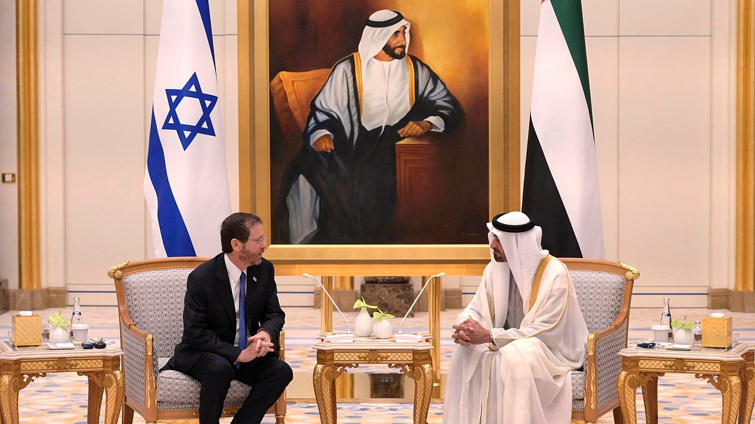 الرئيس الإسرائيلي إسحاق هرتسوغ مع ولي عهد أبوظبي الشيخ محمد بن زايد في أبوظبي. 30/01/2022 