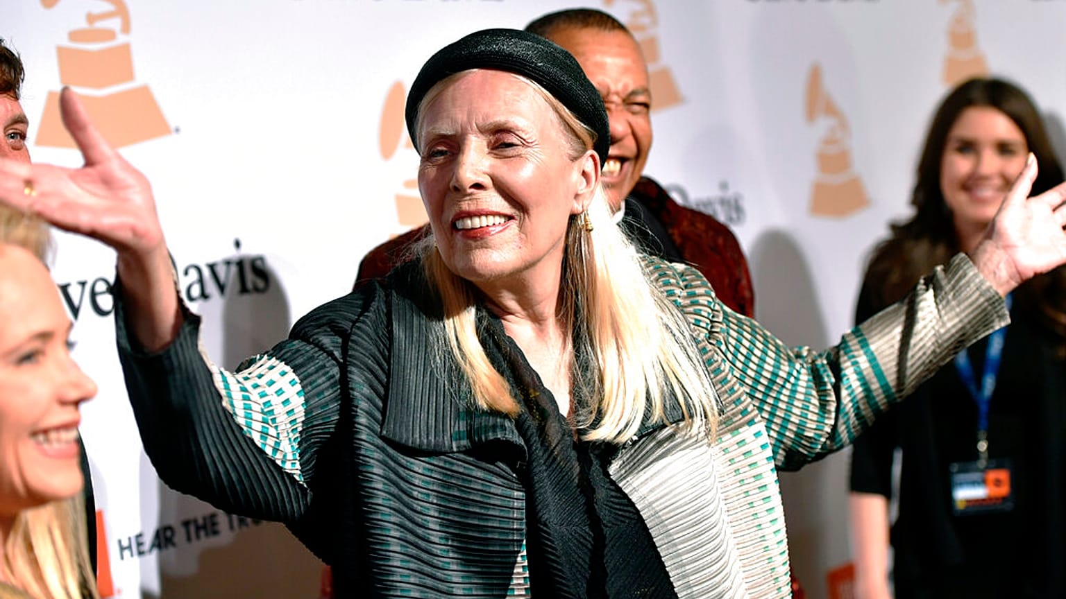 Joni Mitchell retira su música de Spotify