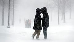 Paar in Boston im Schneesturm