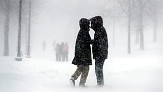 Paar in Boston im Schneesturm