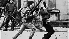 Kuzey İrlanda'da Kanlı Pazar Katliamında sokaklar savaş alanında döndü (Arşiv)
