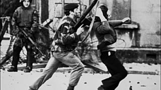 Kuzey İrlanda'da Kanlı Pazar Katliamında sokaklar savaş alanında döndü (Arşiv)