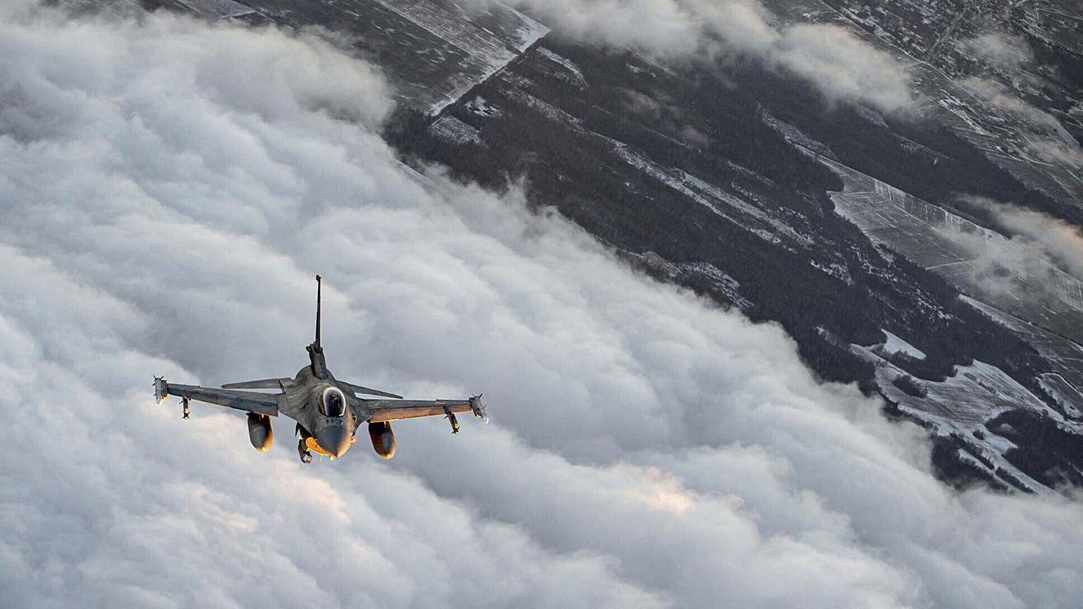 A NATO F-16-os vadászgépe a Baltikum felett
