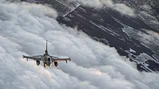 A NATO F-16-os vadászgépe a Baltikum felett
