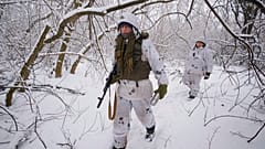 Ukrainische Soldaten gehen zu einem Außenposten an der Frontlinie in der Region Luhansk, 29.01.2022