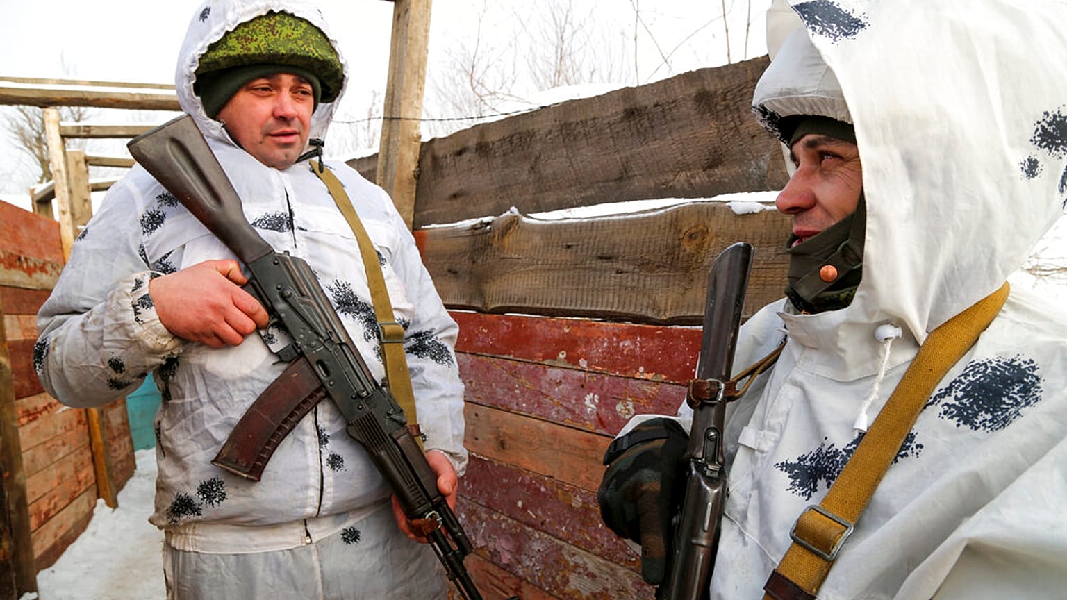 Des militaires discutent dans une tranchée sur le territoire contrôlé par les militants pro-russes dans la région de Donetsk jeudi 27 janvier 2022.