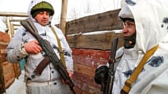 Des militaires discutent dans une tranchée sur le territoire contrôlé par les militants pro-russes dans la région de Donetsk jeudi 27 janvier 2022.