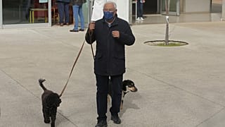 Portugals Ministerpräsident Costa mit seinen Hunden nach der Stimmabgabe