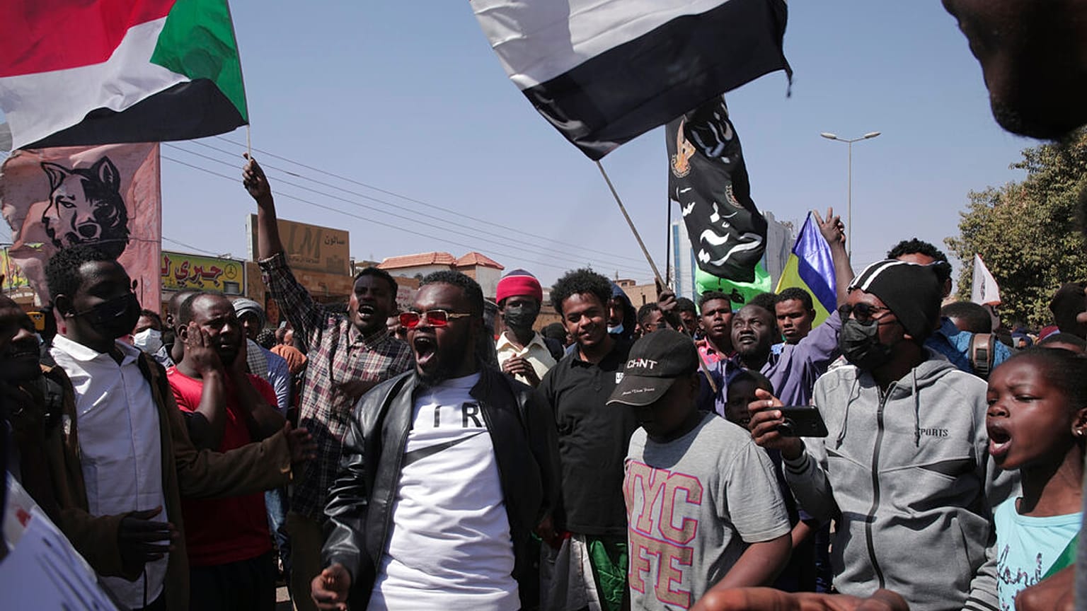 سودانيون خلال احتجاجات مناهضة للانقلاب الذي هز البلاد منذ الانقلاب العسكري قبل ثلاثة أشهر في الخرطوم، السودان، الأحد 30 يناير 2022
