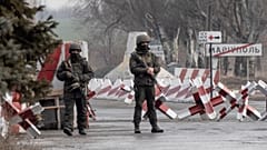 جنود أوكرانيون يقفون عند نقطة تفتيش بالقرب من الخط الفاصل عن المتمردين الموالين لروسيا، ماريوبول، منطقة دونيتسك