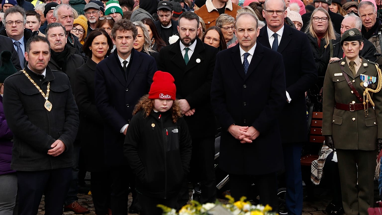 Le Premier ministre irlandais Micheal Martin rend hommage aux victimes du Blood Sunday lors de la cérémonie du 50è anniversaire de la manifestation meurtrière à Londonderry