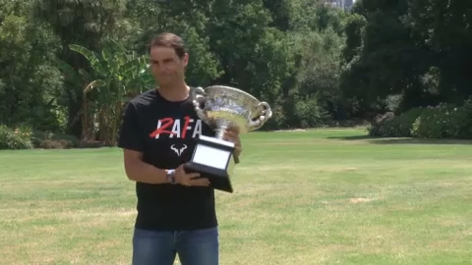Rafa Nadal con el trofeo recién conquistado