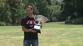 Rafa Nadal con el trofeo recién conquistado