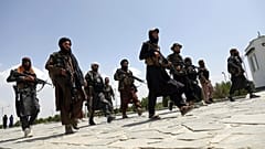 Başkent Kabil'de devriye gezen Taliban üyeleri 