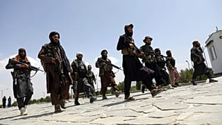 Başkent Kabil'de devriye gezen Taliban üyeleri 