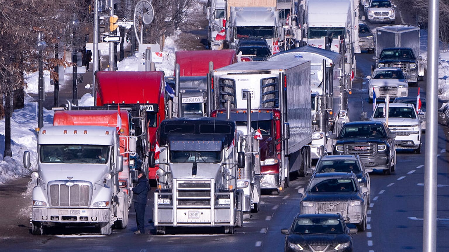 Des véhicules du convoi de protestation bloquant une route dimanche 30 janvier 2022, à Ottawa.