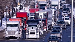 Des véhicules du convoi de protestation bloquant une route dimanche 30 janvier 2022, à Ottawa.