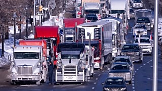 Des véhicules du convoi de protestation bloquant une route dimanche 30 janvier 2022, à Ottawa.