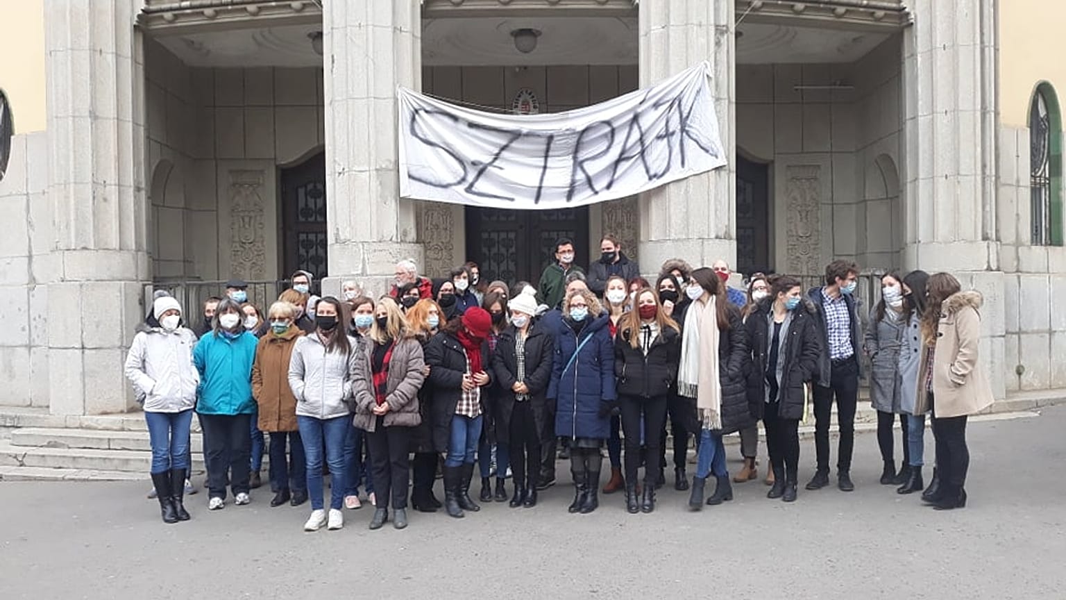 Sztrájkolók hétfőn délelőtt a Szent László Gimnázium előtt 