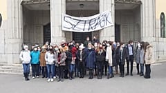 Sztrájkolók hétfőn délelőtt a Szent László Gimnázium előtt 