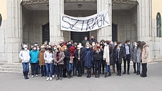 Sztrájkolók hétfőn délelőtt a Szent László Gimnázium előtt 